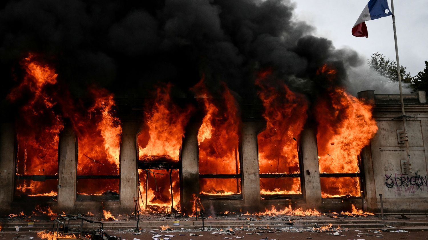 Incendiato l’ufficio del turismo di Lione durante manifestazione – A marsiglia “studenti” forzano la sede del comune