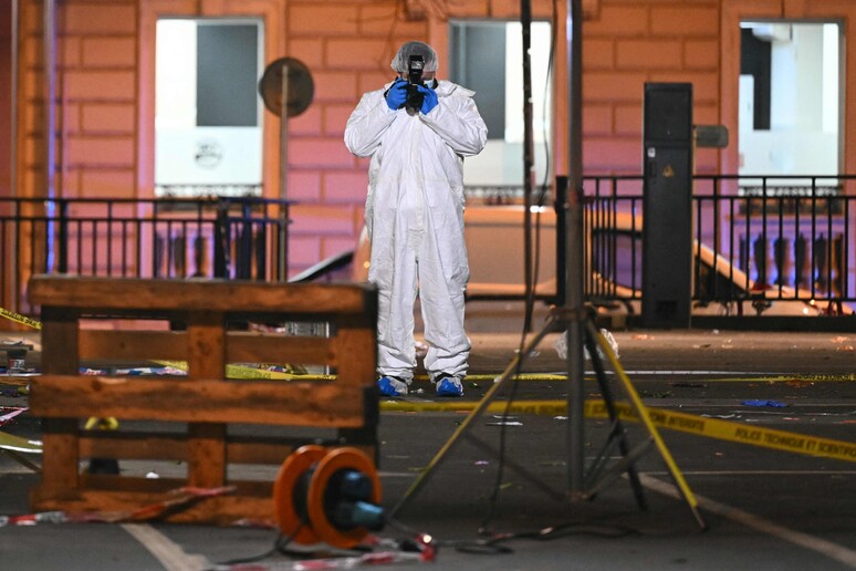 Francia24 weekend: Attacco terroristico a Trappes e La Verrière uccide un uomo, Carrefour e Leclerc minacciano boicottaggio, Moody’s conferma il rating della Francia, Meteo e tutte le altre notizie