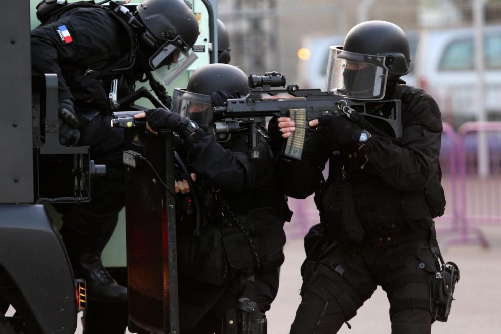 Francia24 ed. serale: Francia misure di sicurezza dopo violenze 17 ottobre, Francia tassi di interesse sopra il cinque per cento, Francia minaccia il bilancio con decreto d’urgenza, Meteo e tutte le altre notizie